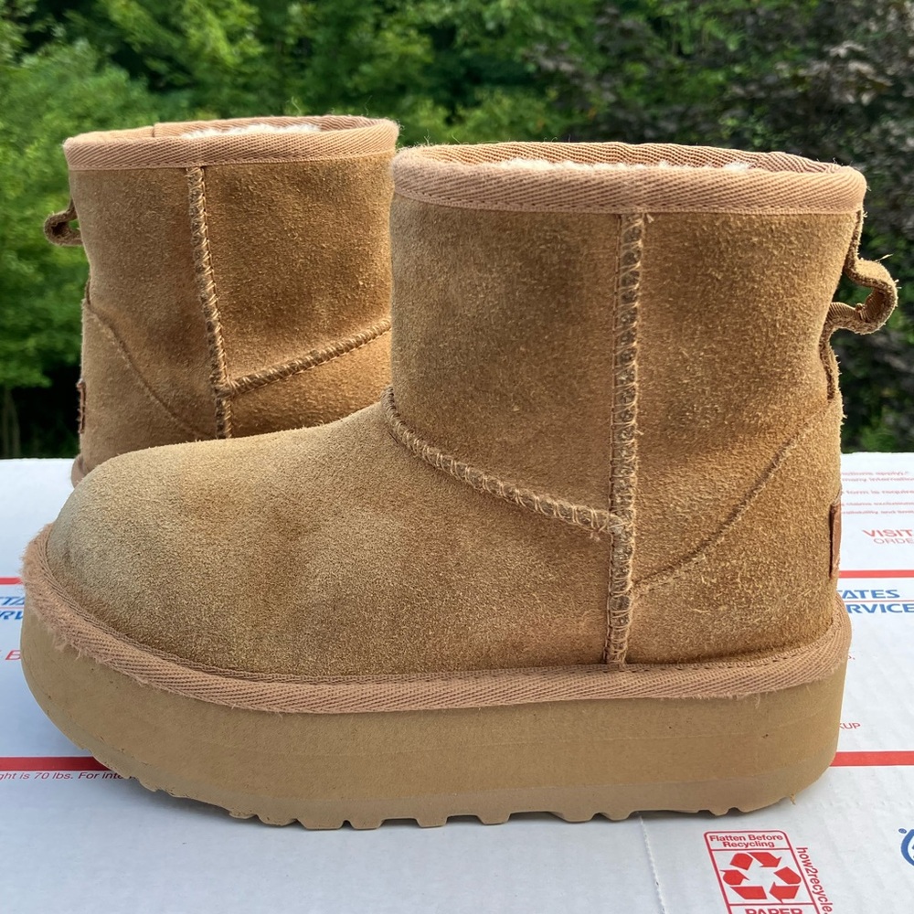 UGG® Classic Mini Platform Boot - Little Kid / Big Kid -Sz 13 Pre Owned